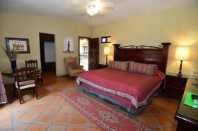Casa Tres Leones