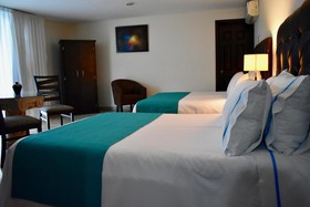 Suites Country Club