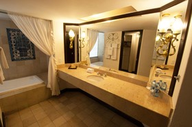 Suites Country Club