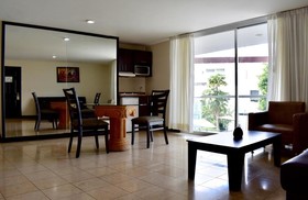 Suites Country Club