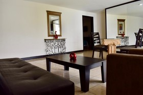 Suites Country Club