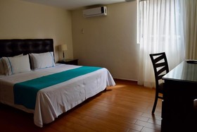 Suites Country Club