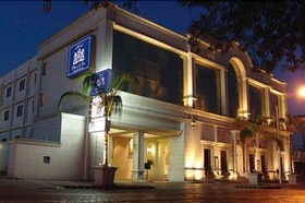 Courtney Aff Plaza De Oro