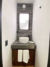 Suites Del Barrio Hotel