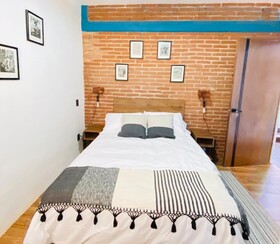 Suites Del Barrio Hotel