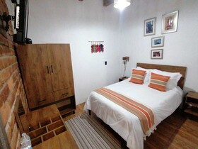 Suites Del Barrio Hotel