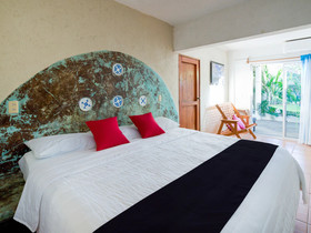 Nuestra Casa-Sai (Pet Friendly Hotel & Beach Club)
