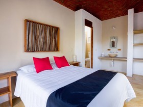 Nuestra Casa-Sai (Pet Friendly Hotel & Beach Club)