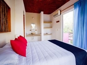 Nuestra Casa-Sai (Pet Friendly Hotel & Beach Club)