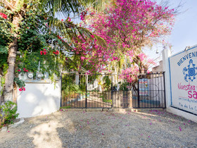 Nuestra Casa-Sai (Pet Friendly Hotel & Beach Club)