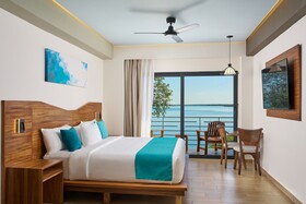 Cristalino Lagoon Front Hotel Restaurant & Spa