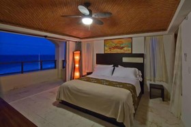 Isla 33 Resort & Villas