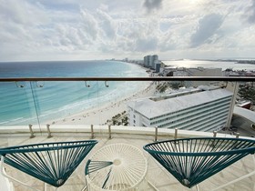 Altitude by Krystal Grand Punta Cancún
