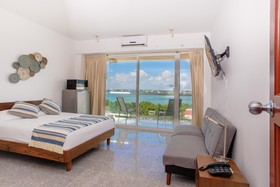 Paradise Beachfront & Nightlife Heart