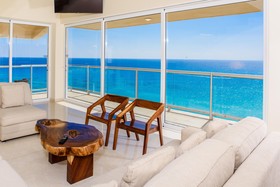 Paradise Beachfront & Nightlife Heart