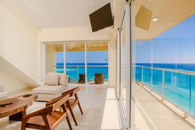 Paradise Beachfront & Nightlife Heart