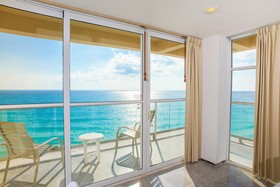 Paradise Beachfront & Nightlife Heart
