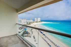 Paradise Beachfront & Nightlife Heart