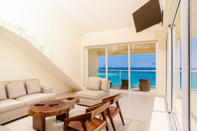 Paradise Beachfront & Nightlife Heart