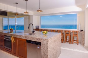 Paradise Beachfront & Nightlife Heart