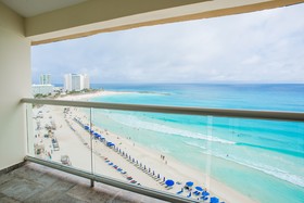Paradise Beachfront & Nightlife Heart