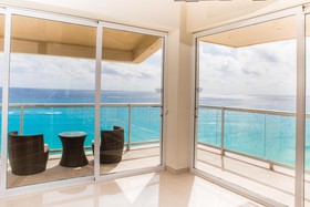 Paradise Beachfront & Nightlife Heart