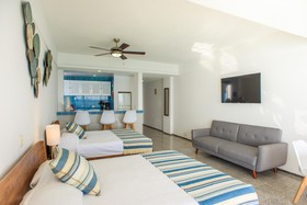 Paradise Beachfront & Nightlife Heart