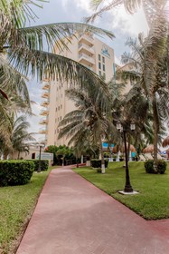 Paradise Beachfront & Nightlife Heart