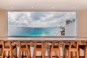 Paradise Beachfront & Nightlife Heart