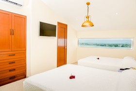 Paradise Beachfront & Nightlife Heart