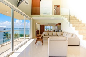 Paradise Beachfront & Nightlife Heart