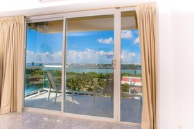 Paradise Beachfront & Nightlife Heart