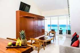 Paradise Beachfront & Nightlife Heart