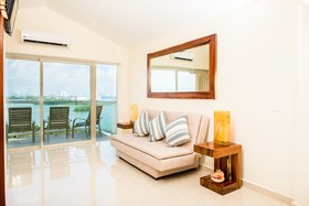 Paradise Beachfront & Nightlife Heart