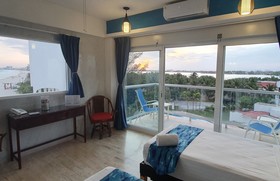 Paradise Beachfront & Nightlife Heart