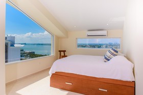 Paradise Beachfront & Nightlife Heart