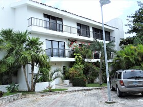 Villas de Lago by Andiani Travel