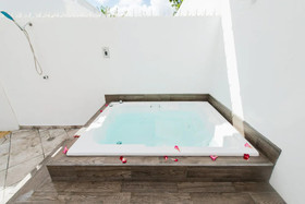 Dream House Jacuzzi