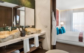 The Fives Downtown Hotel & Residences, Curio Collection by Hilton