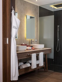 The Fives Downtown Hotel & Residences, Curio Collection by Hilton