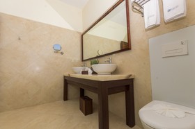 Casa del Puerto by MIJ - Beachfront Hotel