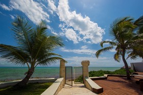 Casa del Puerto by MIJ - Beachfront Hotel
