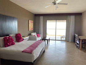 Casa del Puerto by MIJ - Beachfront Hotel