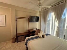 Noah Beach Hotel & Suites