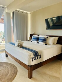 Noah Beach Hotel & Suites