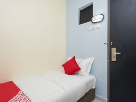 Fully House Hotel by OYO Rooms