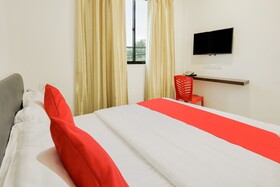 Rich Hotel by OYO Rooms
