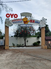 Oyo 89799 Hi 5 Holiday Village