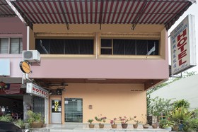 Spot On 90305 Hen Hen Hotel