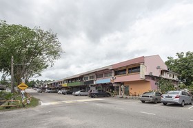 Spot On 90305 Hen Hen Hotel